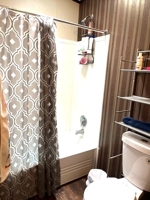 1319 S Broughton Ave, Odessa, TX 79761 - full bathroom with wood finished floors, shower / bath combo with shower curtain, toilet, and wallpapered walls