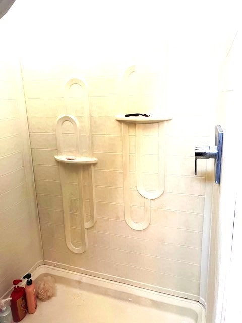 1319 S Broughton Ave, Odessa, TX 79761 - bathroom with a tile shower