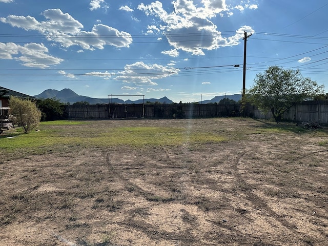 view of yard with a mountain view