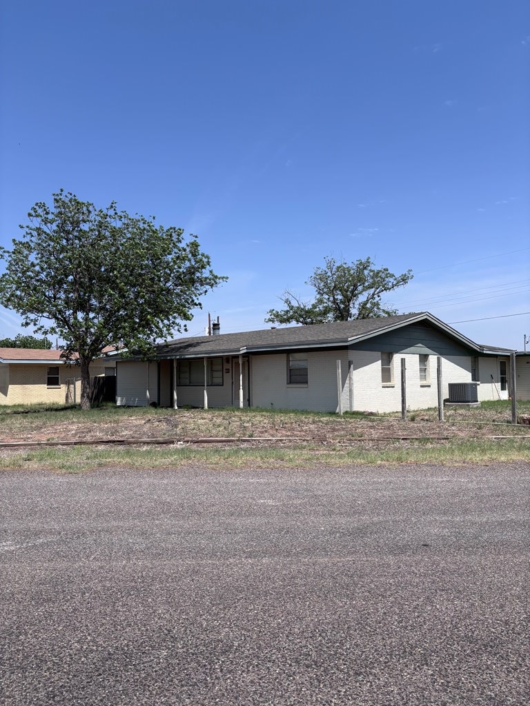 621 E 20th St, Crane, TX 79731 - view of ranch-style home