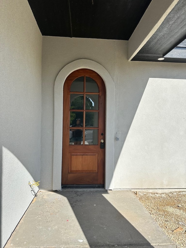 property entrance featuring stucco siding
