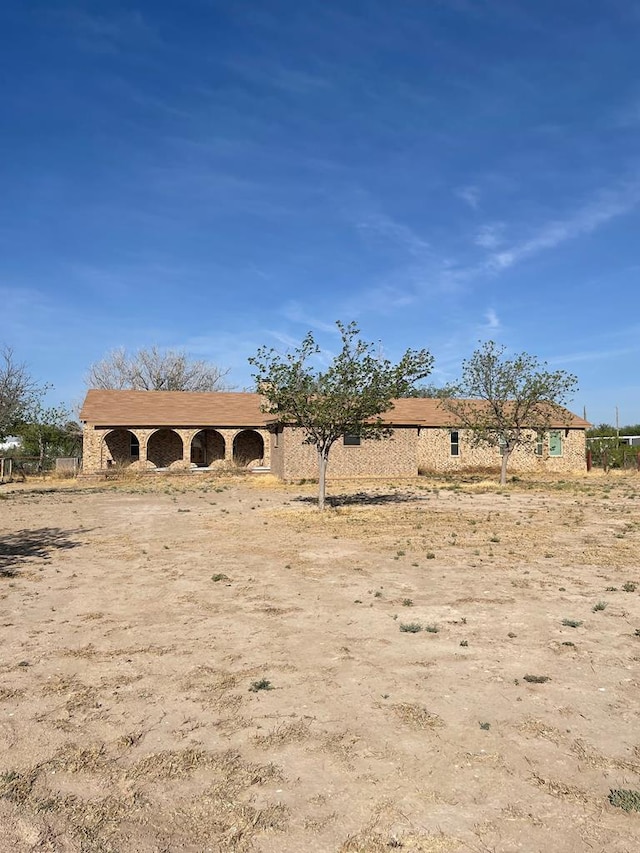 view of yard featuring a rural view