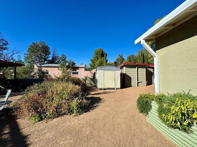 view of yard featuring a shed