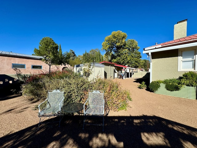 view of yard featuring a storage unit