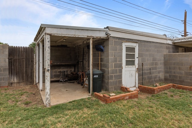 view of outdoor structure with fence and an outdoor structure