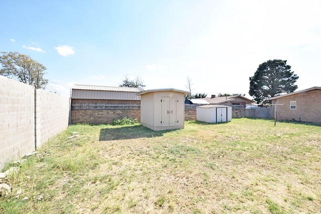 view of yard with a storage unit