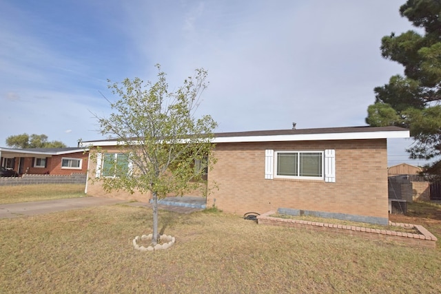 ranch-style home with a front yard