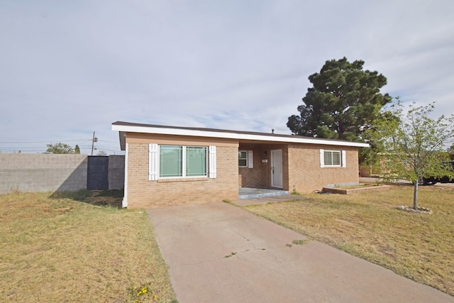 view of front of house featuring a front lawn