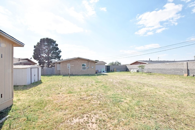 view of yard featuring a shed