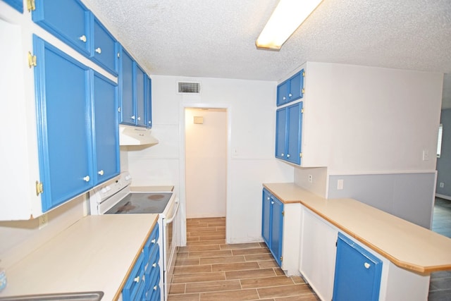 kitchen featuring a textured ceiling, blue cabinetry, white electric range oven, light hardwood / wood-style floors, and kitchen peninsula