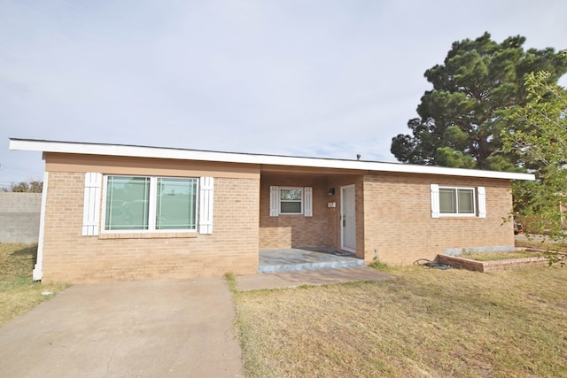 view of front of property featuring a patio and a front lawn