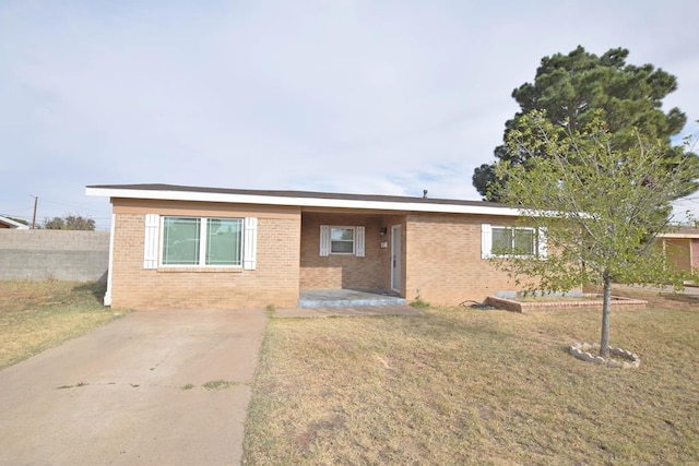 ranch-style house featuring a front lawn