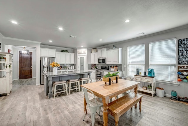 8430 E County Rd 114, Midland, TX 79706 - dining area featuring ornamental molding, light wood-style flooring, recessed lighting, and baseboards