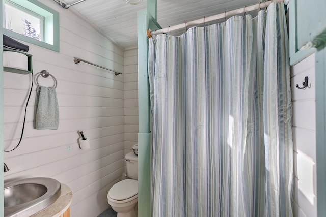 106 SE 4th St, Marathon, TX 79842 - full bathroom featuring toilet, a shower with curtain, and vanity