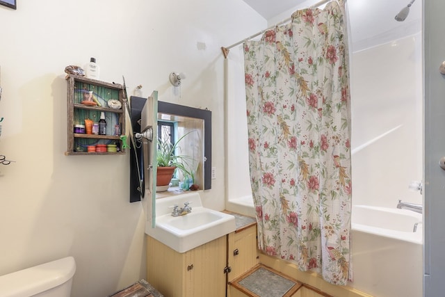 106 SE 4th St, Marathon, TX 79842 - bathroom with vanity, toilet, and shower / bath combo with shower curtain