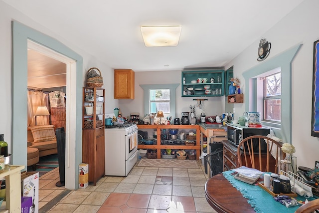 106 SE 4th St, Marathon, TX 79842 - kitchen featuring gas range gas stove and light tile patterned flooring