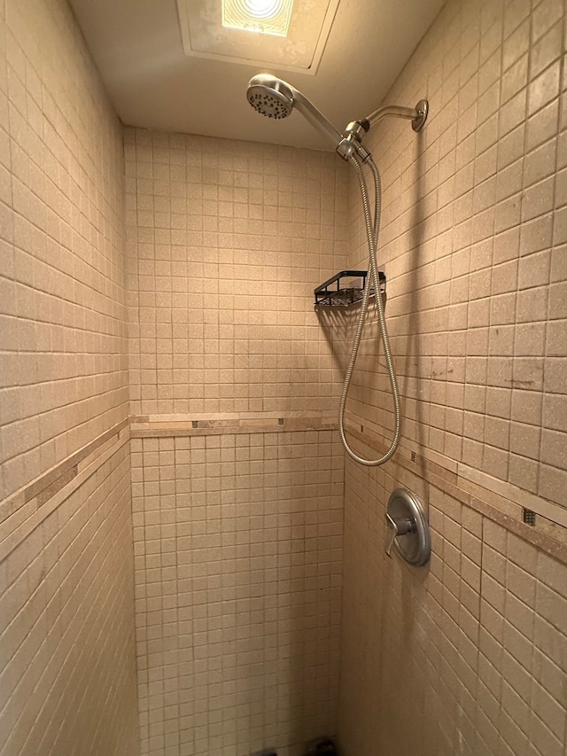 615 Placer Ave, Odessa, TX 79763 - bathroom featuring a tile shower