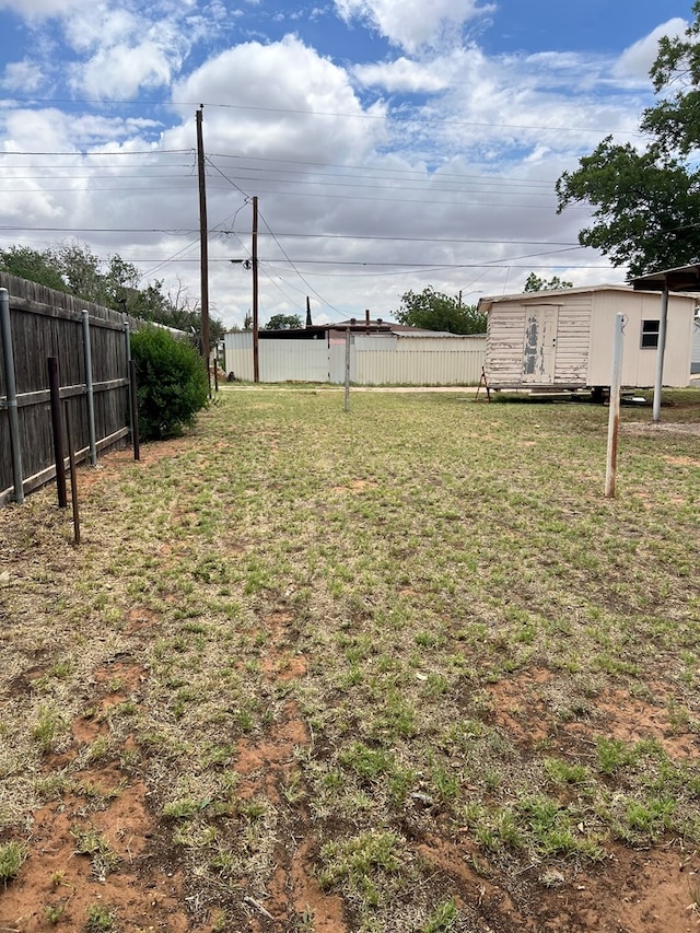 1100 NW 7th St, Andrews, TX 79714 - view of yard with an outbuilding