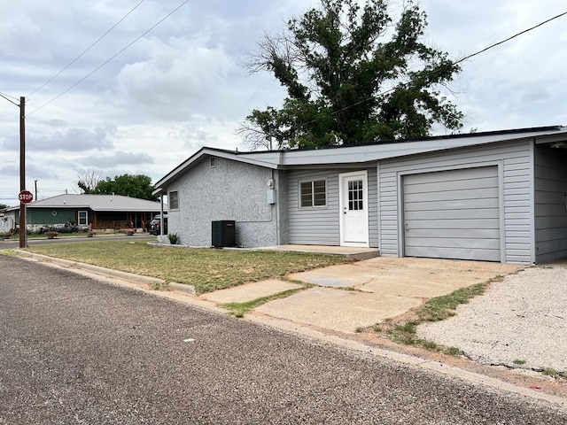 1100 NW 7th St, Andrews, TX 79714 - ranch-style house featuring a garage, driveway, and a front lawn