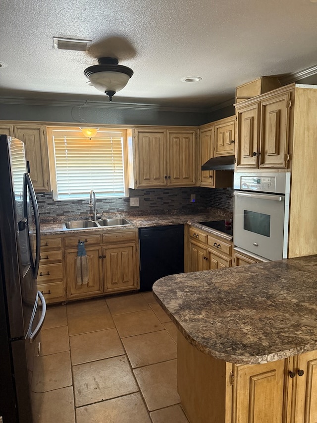 4235 Candy Ln, Odessa, TX 79762 - kitchen featuring black appliances, decorative backsplash, under cabinet range hood, a textured ceiling, and a peninsula