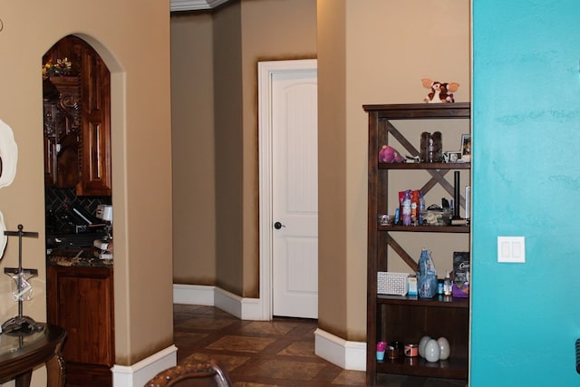 173 W 87th St, Odessa, TX 79764 - hall featuring arched walkways and baseboards