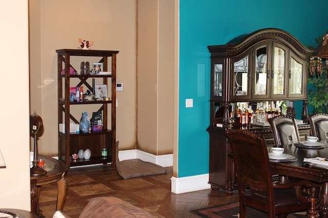 173 W 87th St, Odessa, TX 79764 - dining area with a dry bar and baseboards