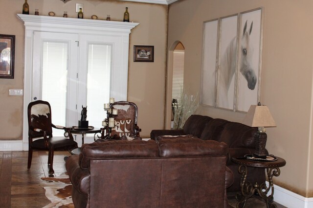 173 W 87th St, Odessa, TX 79764 - living area featuring arched walkways and wood finished floors