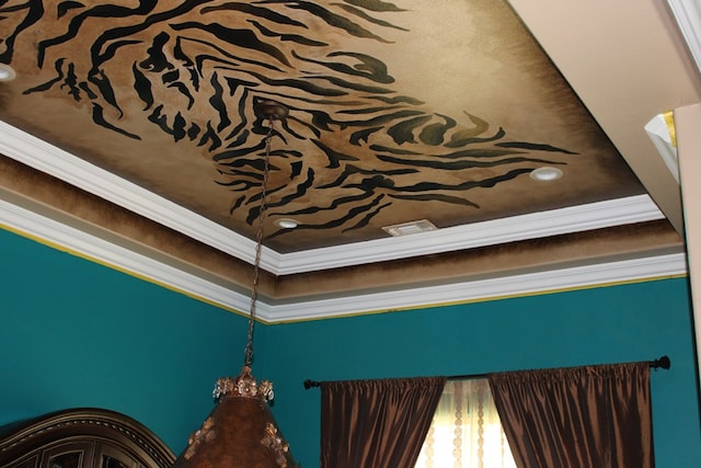 173 W 87th St, Odessa, TX 79764 - detailed view of ornamental molding and a raised ceiling