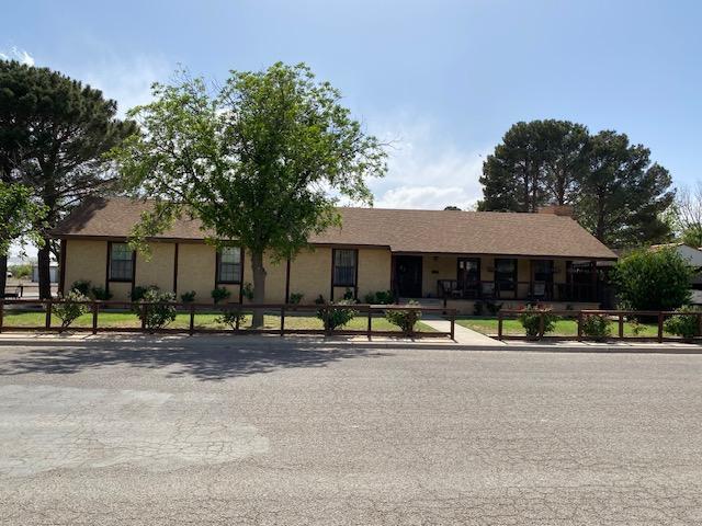 1413 S Oak St, Pecos, TX 79772 - ranch-style home featuring fence private yard