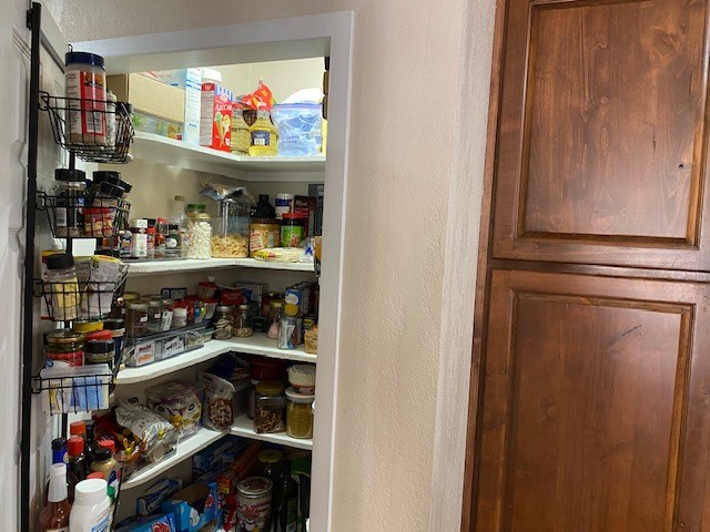 1413 S Oak St, Pecos, TX 79772 - view of pantry