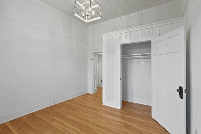 201 S Front St, Fort Davis, TX 79734 - unfurnished bedroom featuring a chandelier, ornamental molding, light wood-type flooring, and a closet