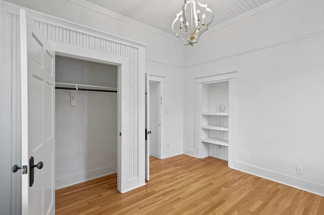201 S Front St, Fort Davis, TX 79734 - unfurnished bedroom featuring a chandelier, crown molding, a closet, and light wood-type flooring