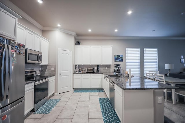 1322 E 89th St, Odessa, TX 79765 - kitchen featuring appliances with stainless steel finishes, a peninsula, crown molding, backsplash, and a sink