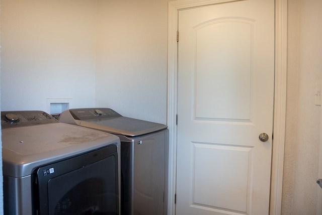 700 NE 2nd St, Andrews, TX 79714 - laundry room with washing machine and dryer