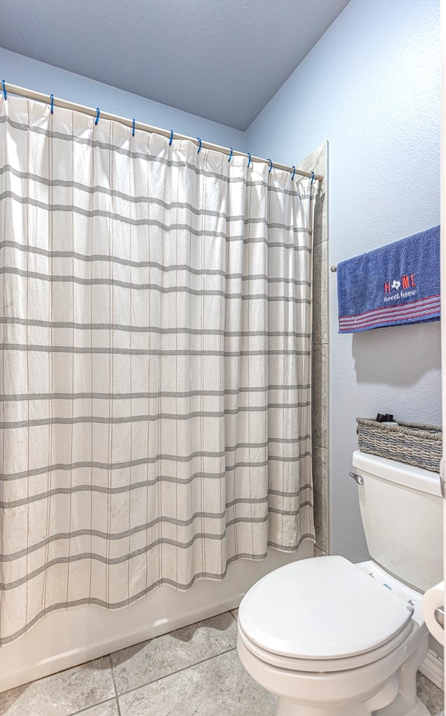 2004 Boise Dr, Odessa, TX 79762 - full bath featuring toilet and shower / bathtub combination with curtain