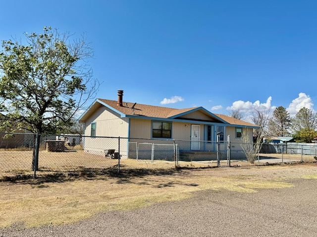 view of front of house featuring a fenced front yard