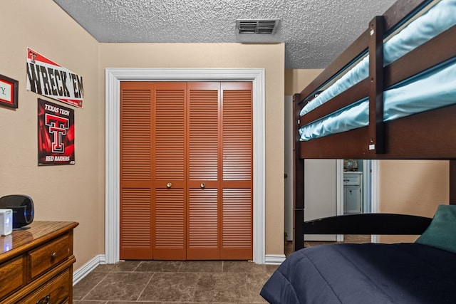 1324 Pagewood Ave, Odessa, TX 79761 - bedroom featuring a closet and a textured ceiling