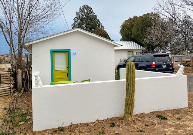 408 W 2nd St, Marfa, TX 79843 - view of side of property with stucco siding and a fenced front yard