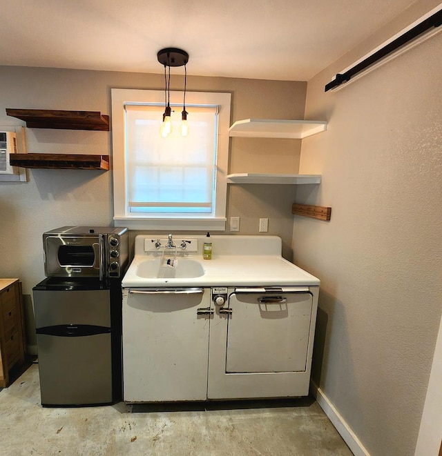408 W 2nd St, Marfa, TX 79843 - clothes washing area featuring baseboards and a sink