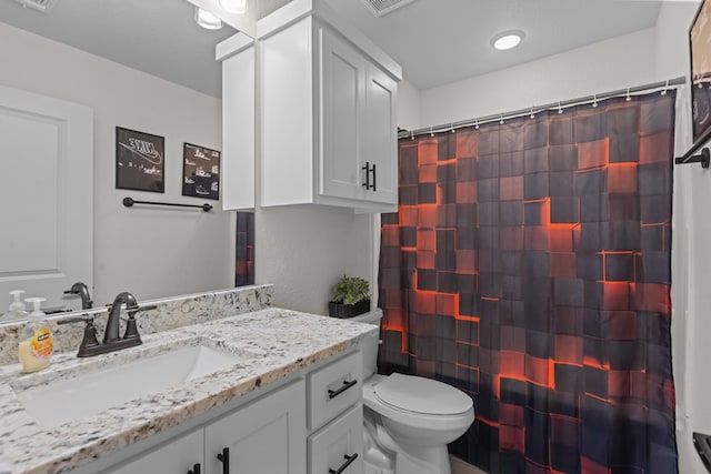 full bath featuring toilet, curtained shower, and vanity