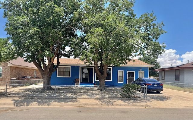 1510 S Fort Worth, Midland, TX 79701 - view of front of home featuring a fenced front yard, a shingled roof, and driveway
