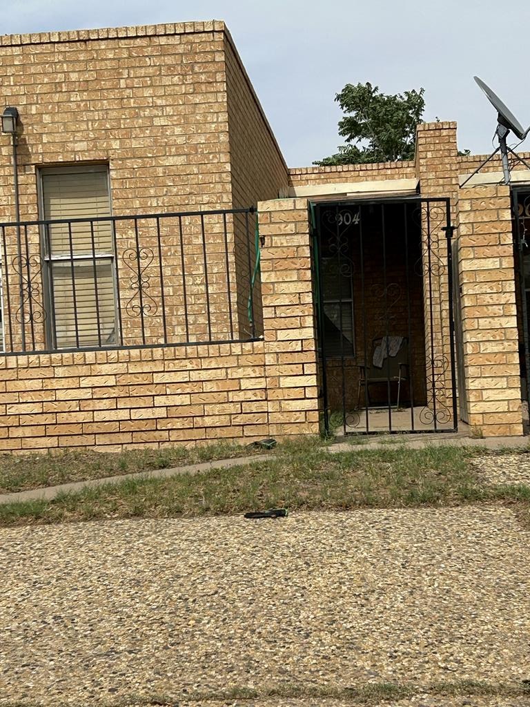 904 N Lauderdale Ave, Odessa, TX 79763 - view of gate