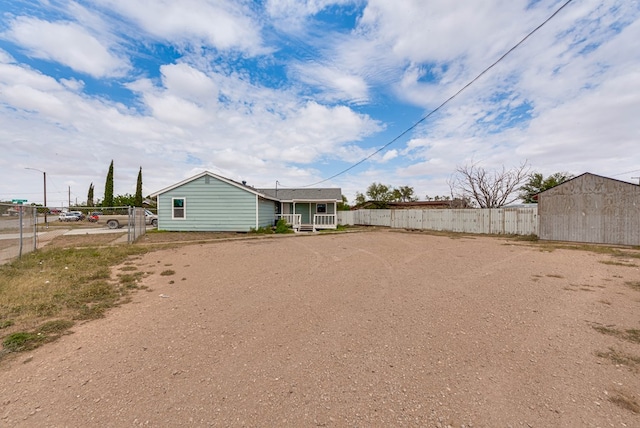 1009 S Terrell St, Midland, TX 79701 - view of yard featuring covered porch and an outdoor structure