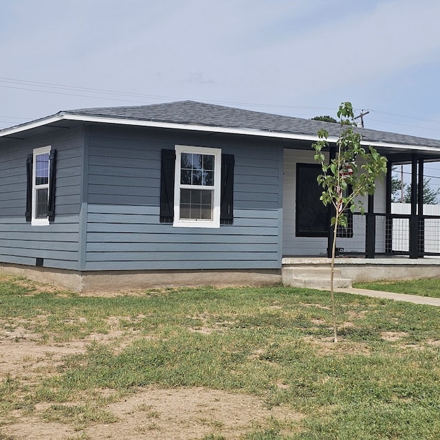 1310 S Emerson Ave, Mccamey, TX 79752 - view of front of property with a front yard