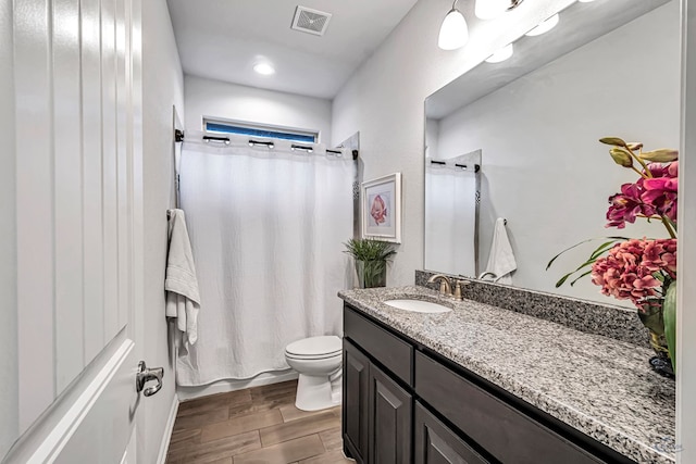 7016 Spur Ranch Rd, Odessa, TX 79765 - bathroom featuring vanity, wood finish floors, recessed lighting, and shower / tub combo with curtain