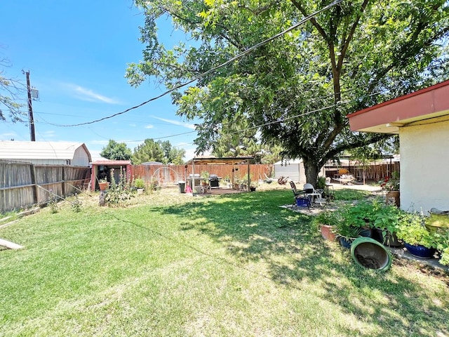 view of yard featuring a shed