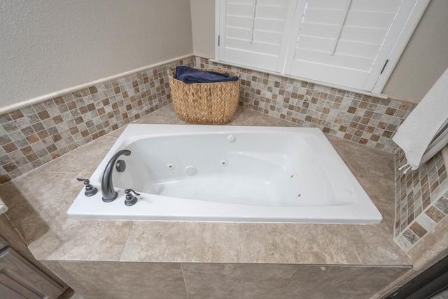 7604 Keyhaven St, Odessa, TX 79765 - full bath featuring a whirlpool tub and a textured wall