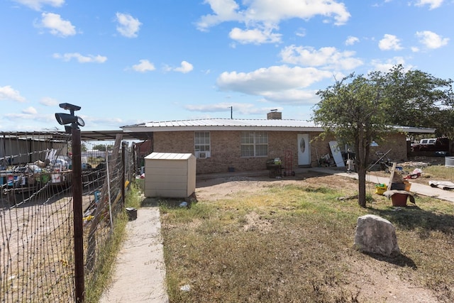 view of front of house featuring a front lawn