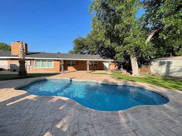 1401 S Franklin Ave, Monahans, TX 79756 - view of swimming pool featuring a patio