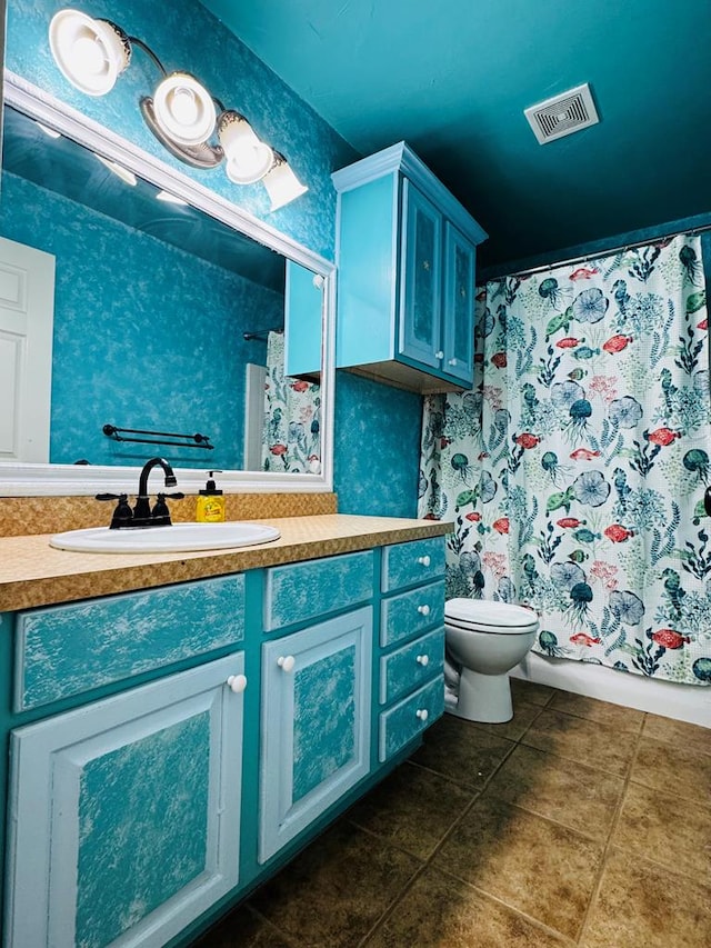 bathroom featuring visible vents, wallpapered walls, toilet, shower / tub combo, and vanity